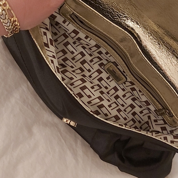 GUESS CLUTCH WITH DUSTBAG - Picture 4 of 4